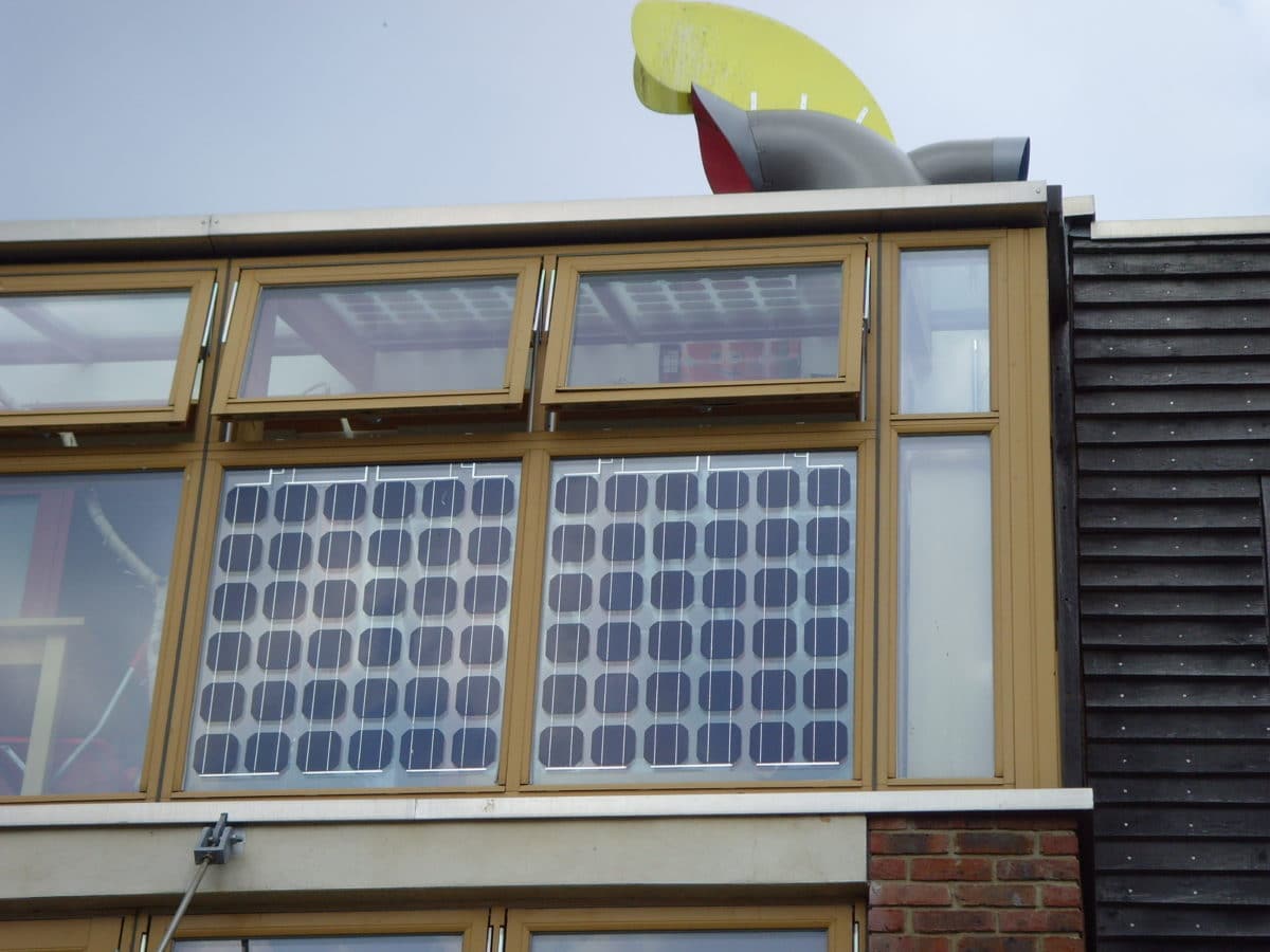 На какую сторону солнечные окна. Солнечные панели BIPV. Оконные солнечные батареи. Солнечные батареи в окнах. Оконная Солнечная панель.