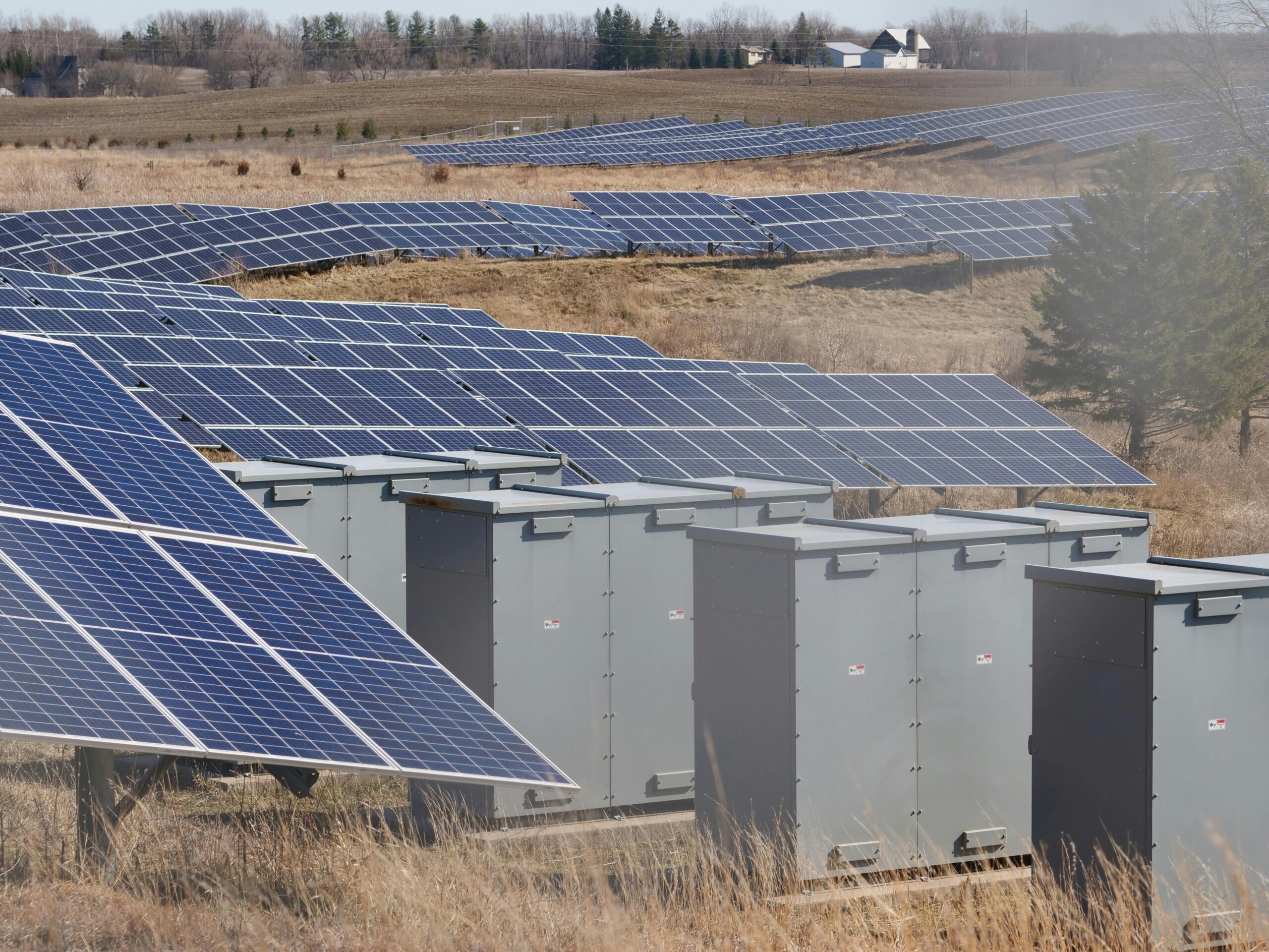 Sunraycer Renewables closes $901M financing for 479.5 MW Texas solar + 473 MWh battery storage portfolio
